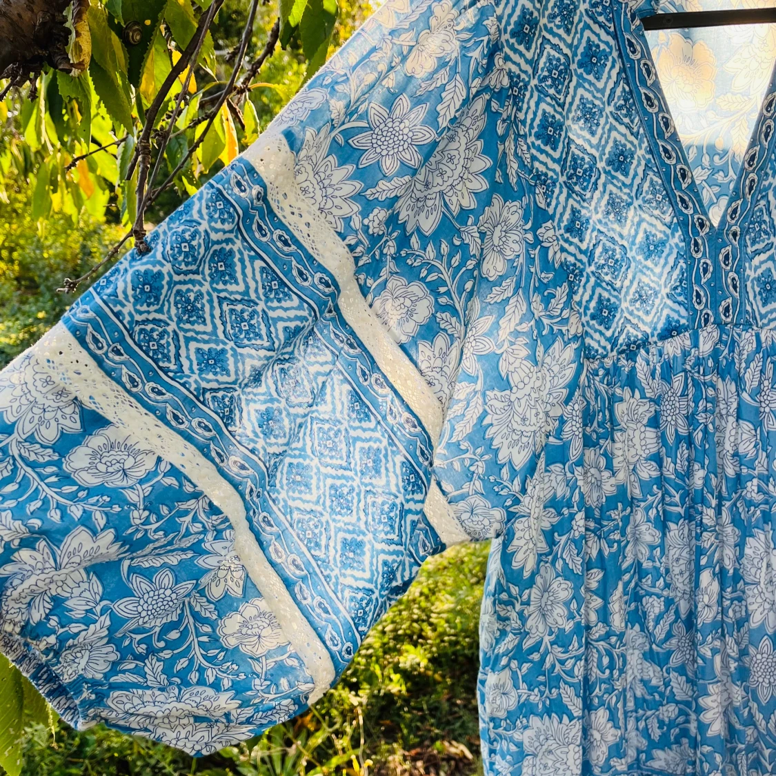 Blå och vit indiska -klänning med blommor - 2