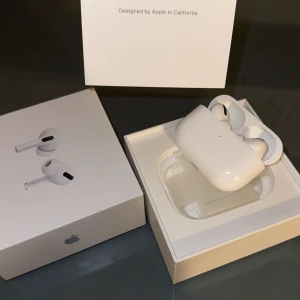 AirPods Pro - Säljer ett par AirPods Pro med originalförpackning och laddningsetui. Hörlurarna är i fint skick, inga synliga repor eller skador. Aktiv brusreducering och trådlös laddning. Perfekt för musik, samtal och träning. Levereras komplett med box och tillbehör. Aldrig använt. 