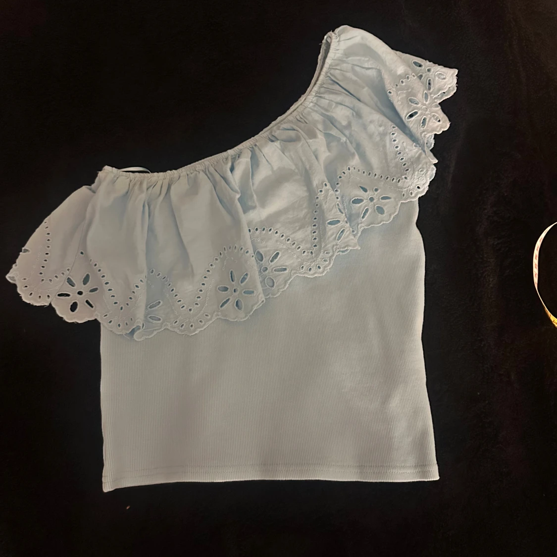 Ljusblå oneshoulder topp från Zara