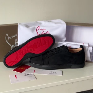 Christian Louboutin svarta skor - Helt nya svarta Louboutins skor utan spikar. Köpta från StockX. Fick som present och säljer för att det är inte min typ av sko 🤷‍♂️. 