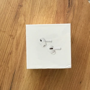 AirPods Pro 2 (USB-C) - Helt nya Apple AirPods Pro 2 med USB-C laddningsetui, fortfarande i oöppnad originalförpackning. Aktiv brusreducering, transparensläge för bästa ljudupplevelse. Perfekt för både musik och samtal. Jag fick dubbla airpods i födelsedagspresent så vill sälja en av dem.
