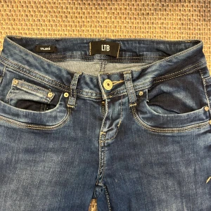 Blå jeans från LTB med raka ben - Snygga blå jeans från Ltb, super bra skick.                Strl 24/30, passar mig som är runt 160