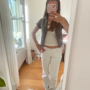 Vita straight jeans från Weekday - Snygga vita jeans från Weekday i modellen Mid Straight. De har klassisk femficksdesign, raka ben och normal passform. Jeansen är tillverkade i bomull och har en fräsch, ljus look.