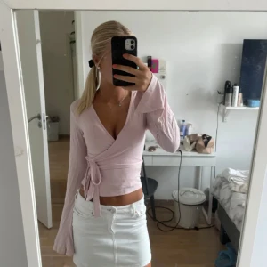 Omlott topp - Jätte fin omlott topp som är SUPPER mjuk och skön! Storlek xxs men skulle säga den passar xxs-m! 