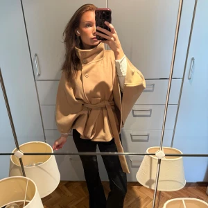 Ytterponcho / jacka - Intressekoll och framför allt intresserad av byte till annan färg🧸 jättefin poncho i fleecematerial från Gina Tricot. Använd en gång så i perfekt skick!