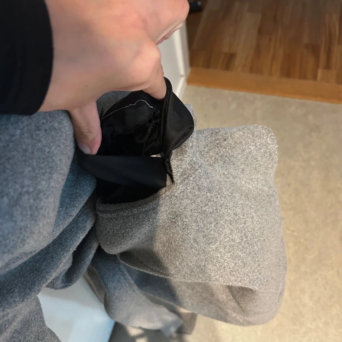 Grå kappa med bälte och stor krage - 3