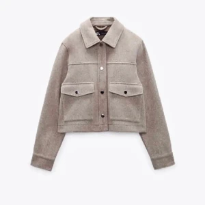 Kappa från Zara - Snygg kappa/jacka från Zara, passar perfekt nu till hösten! Bra kvalitet, inga defekter och sparsamt använd. Säljes då den inte kommer till användning längre🫶