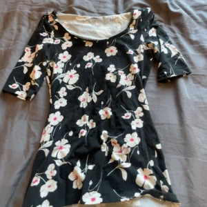 Svart blommig kvart ärms tröja - Väldigt fin blom kvart ärms tröja. Använd fåtal gånger.