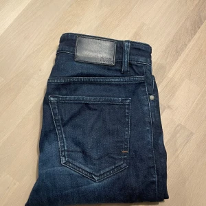Hugo boss jeans - Sjukt sköna jeans från Hugo boss. Marinblåa. Storlek 31/32. Regulator dit. Stretchy jeans modell 030 Maine.