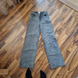 Grå wide jeans från Abrand Jeans - Snygga grå jeans från Abrand Jeans i modellen 94 High & Wide. De har hög midja och breda ben för en chill och trendig look. Klassisk femficksdesign och tillverkade i jeanstyg. Perfekta för dig som gillar en loose och relaxed stil. 