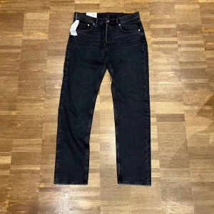 Svarta Park jeans från ARKET 30/32 - Svarta jeans från ARKET i modellen Park med rak passform och midwaist. Helt nya med lappen kvar, nypris 790kr!