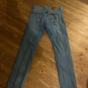 Levi's 511 Blå - Levi's jeans 511 i klassisk blå tvätt med slimfit och normal passform.