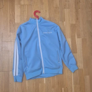 Palm angels zip up - Säljer denna finna tröjan för den kommer it till användning längre och den har  skönt materiel.