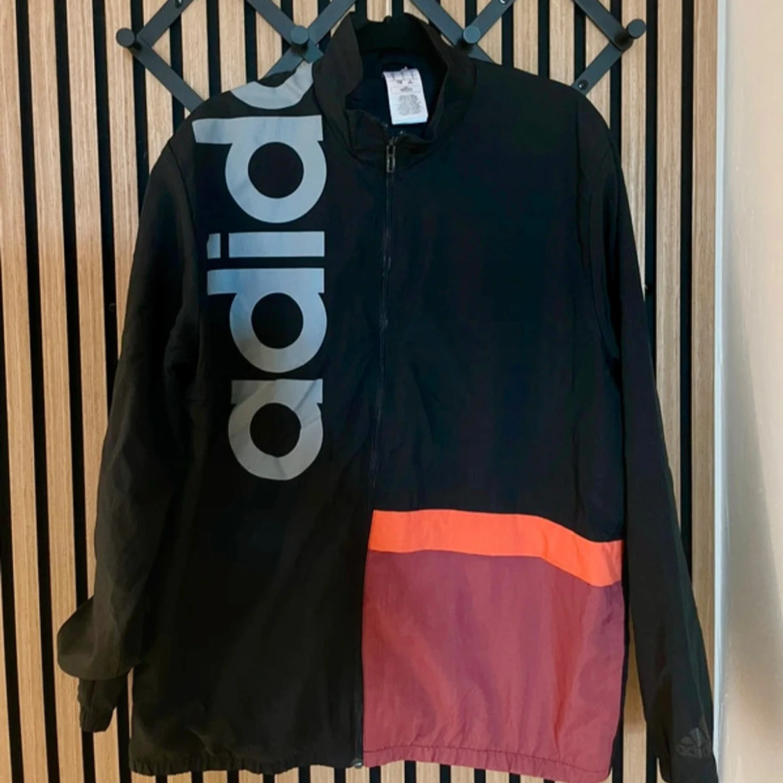 Svart vindjacka från Adidas i L