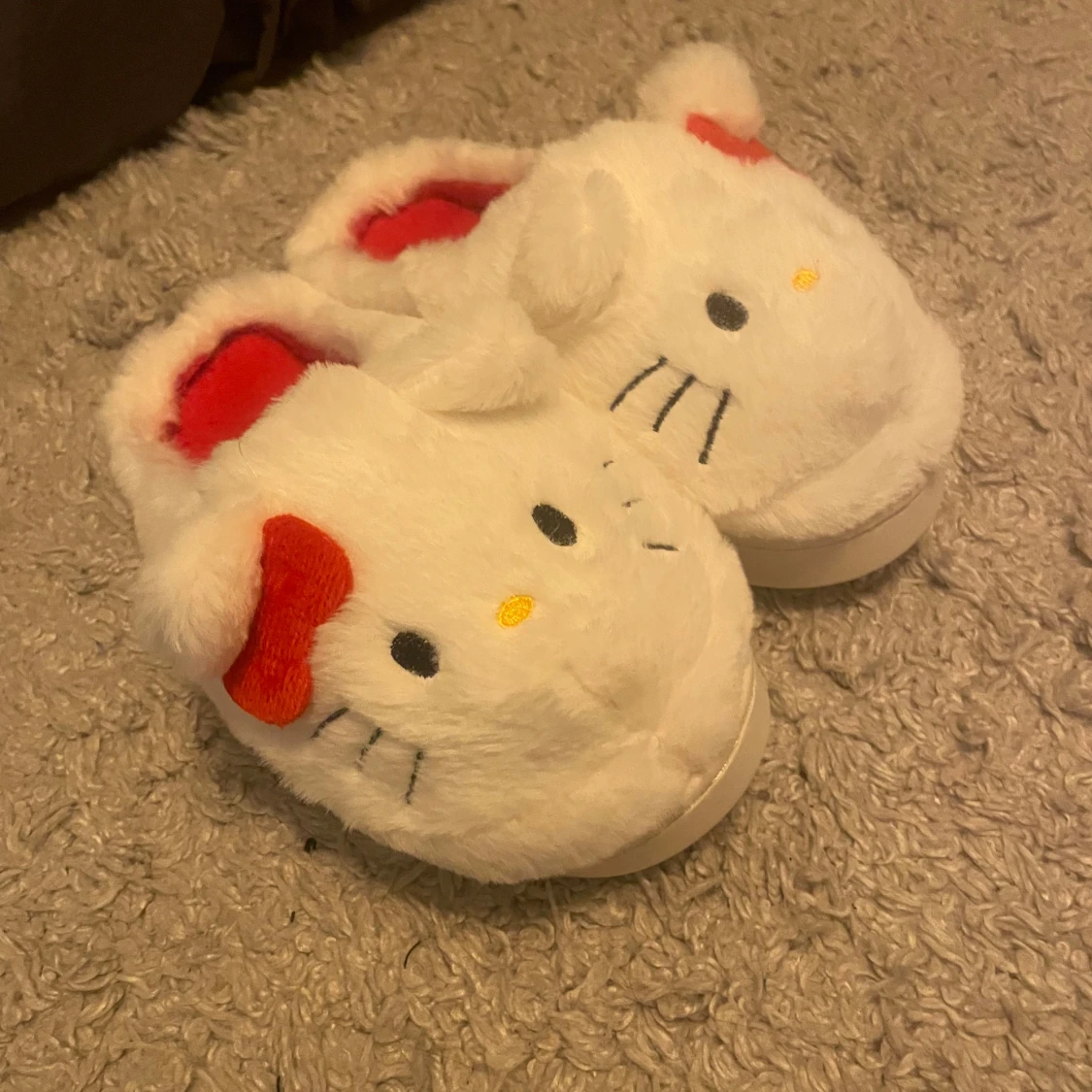 Hello Kitty fluffiga tofflor - 1