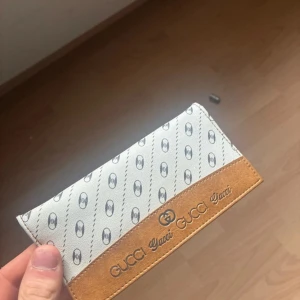 Gucci plånbok i beige och vitt - Käyttämätön cucci lompakko ostettu Australian Cucci liikkeestä 