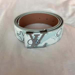 Unikt designer bälte - Unikt bälte med silverdetaljer i storlek 95/110cm, hålgörare ingår. Skick är nytt och oanvänt, fraktar inom 24h✅