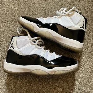 Nike Air Jordan 11 Concord Highs - Säljer ett par jordan 11 concord, använda, storlek 41 äkta