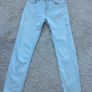 Ljusblå jeans med slits  från Zara - Snygga ljusblå jeans från Zara med klassisk femficksdesign och dragkedja. Modellen är rak, med en slits nertill. Perfekta till sneakers eller boots. 