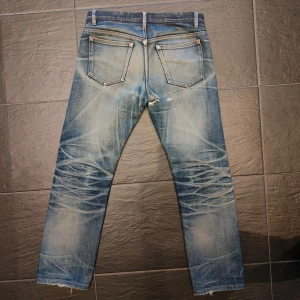 APC  selvedge denim  - Säljer dessa helt galna A.P.C jeans med sjuk fade. Gör vanliga outfits till något helt annat och unikt. Lite slitningar och alla hål som syns på de första bilderna är reparerade! W28 men kan passa större, fråga för fler bilder/mått om due osäker
