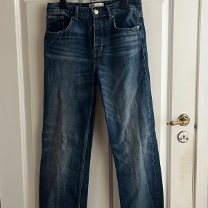 Blå raka jeans från Zara, stl 36 - Raka mörka jeans från zara med medelhög midja, storlek 36