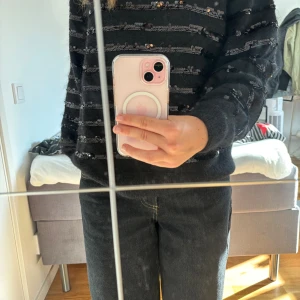 Svart stickad & other stories tröja - Svart stickad tröja från & other stories med glitterränder. Använd 1 gång, aldrig tvättad. Nypris 1200 kr.