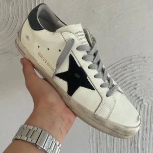 Golden Goose skor  - Svin feta limited edition Golden Goose superstars. Skorna är i helt nytt skick! Säljer de på grund av att de är lite för små för mig tyvärr. Box ingår såklart! Skosnörena är bytta men de vanliga följer också med. Hör av dig vid frågor och funderingar!