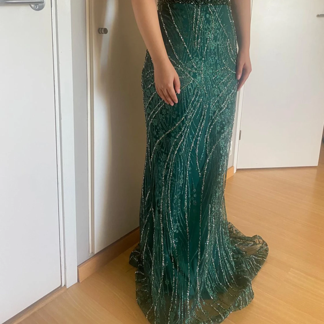 Grön glittrig långklänning med snörning - 2