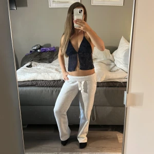 Mörkblå sammetstopp med snörning - Säljer en mörkblå croppad topp i sammet med tunna axelband och djup v-ringning. Toppen har öppen rygg och knyts med snörning i nacken och ryggen 💗 Köpte på en secondhand och finns ingen lapp men skulle säga ty den är xs S