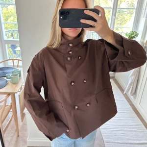 Brun trenchcoat - Så så fin perfekt till hösten!!🙌🏻