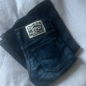 Cheap Monday Flare Low jeans mörkblå - Mörkblå bootcut jeans från Cheap Monday aldrig använda bara röstade säljer då jag råkat ta bort lappen och de var för korta för mig (jag är 174cm lång!) köpta för 400kr