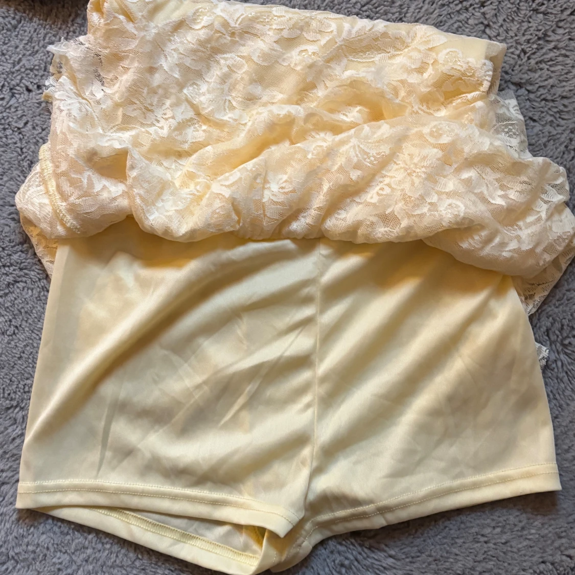 Ljusgul axelbandslös spetsklänning - 2