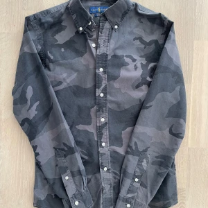 Camofärgad skjorta från Polo Ralph Lauren - Säljer nu min asfeta Ralph lauren skjorta i den mest unika färgen! | Storlek S. | Väldigt bra skick. | Ovanlig camoflauge färg. | Släng iväg en signal vid funderingar så svarar jag snabbt. |