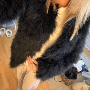 Svart pälsjacka  - Säljer en svart fluffig pälsjacka från Viva Nilla, säljs ej längre och är i fint skick, aldrig använd❣️hör av dig vid intresse innan köp!