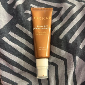 Hickap Bronze Glow Priming Moisturizer - Denna ger huden en fräsch glow och fungerar både som primer och återfuktande kräm. Säljer för att den inte passar mig. Den är typ hel, pumpat ut ca 2 gånger. 
