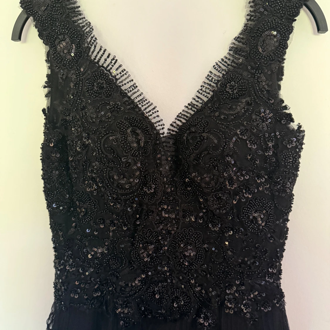 Svart långklänning med paljetter