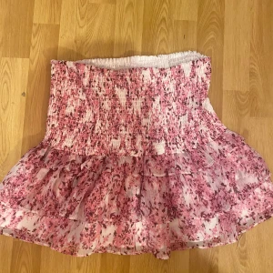 söt kjol från gina🫰🏻 - mycket bra skick, knappt använd.