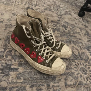 Converse x Cdg - Tjena! Säljer dessa feta skor från converse som collabat med CDG. Storlek 42. Fraktas samma dag!