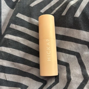 Hickap concealer stick beige. Champagne 2C - Concealer stick från Hickap i en smidig, rund tub med beige hylsa. Denna är bara testad på handen, säljer för att det är fel färg för mig.