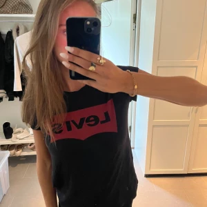 Svart Levi's t-shirt med röd logga - Svart t-shirt från Levi's ❣️