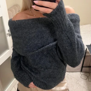 Offshoulder tröja  - Mörkblå offshoulder tröja från Hm. Knappt använd så inga defekter. Perfekt nu till hösten och vintern då den är väldigt varm.