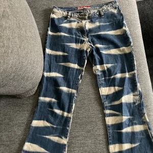 Blå och vita mönstrade jeans - Unika jeans från only! Dom är blå vit randiga och passar perfekt till en vit tröja eller något helt annat