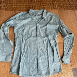 Ljusblå skjorta Winston & Elle XL - Snygg ljusblå skjorta från Winston & Elle i storlek XL. Skjortan har klassisk krage, långa ärmar och knappar framtill. Tillverkad i mjuk bomull som känns skön mot huden. Perfekt för dig som gillar enkel och stilren look.