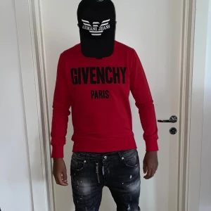 Givenchy paris tröja strl XS - Säljer en givenchy paris tröja i storlek XS. Helt ny. Fin replika med grym kvalitet. Pris: 700kr. Först till kvarn som gäller.
