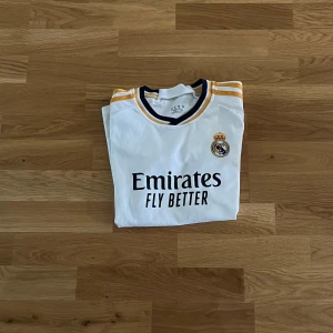 Real Madrid t-shirt - Real Madrid t-shirt bra skick | storlek xs 