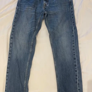 Blå jeans från Replay - Riktig klassisk och stilig mörkblåa Jeans från replay. Storlek W29 L31, den är perfekt nu inför hösten🍂!  Ordinarie pris: 2199kr, återförsäljnings priset är inte hugg i sten!