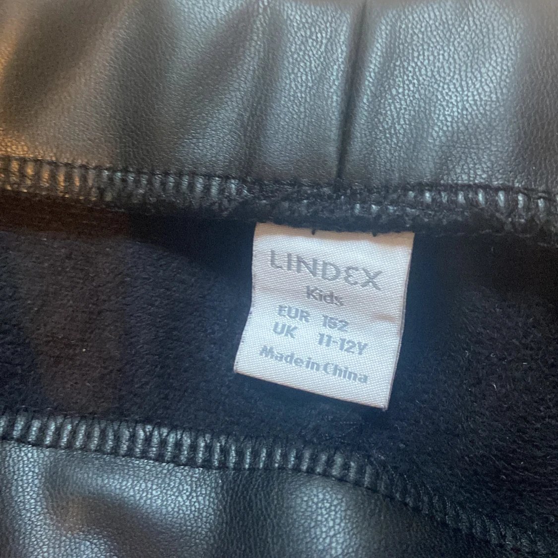 Svarta bootcut byxor i skinnimitation - 1