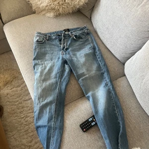 Ljusblå jeans från Neuw - Säljer ett par ljusblå jeans från Neuw med klassisk femficksdesign och snygga kontrastsömmar. Jeansen har en rak passform och är tillverkade i mjukt denimtyg. Perfekta för dig som gillar en stilren och avslappnad look.