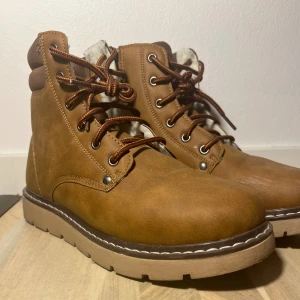 Everest Vinterskor | 38 - Säljer nu ett par vinterskor från Everest | Storlek: 38 | Färg: Brun/beige | Använd 2-3 gånger | Nypris 599, Mitt pris 249! Ge bud och hör av er vid frågor