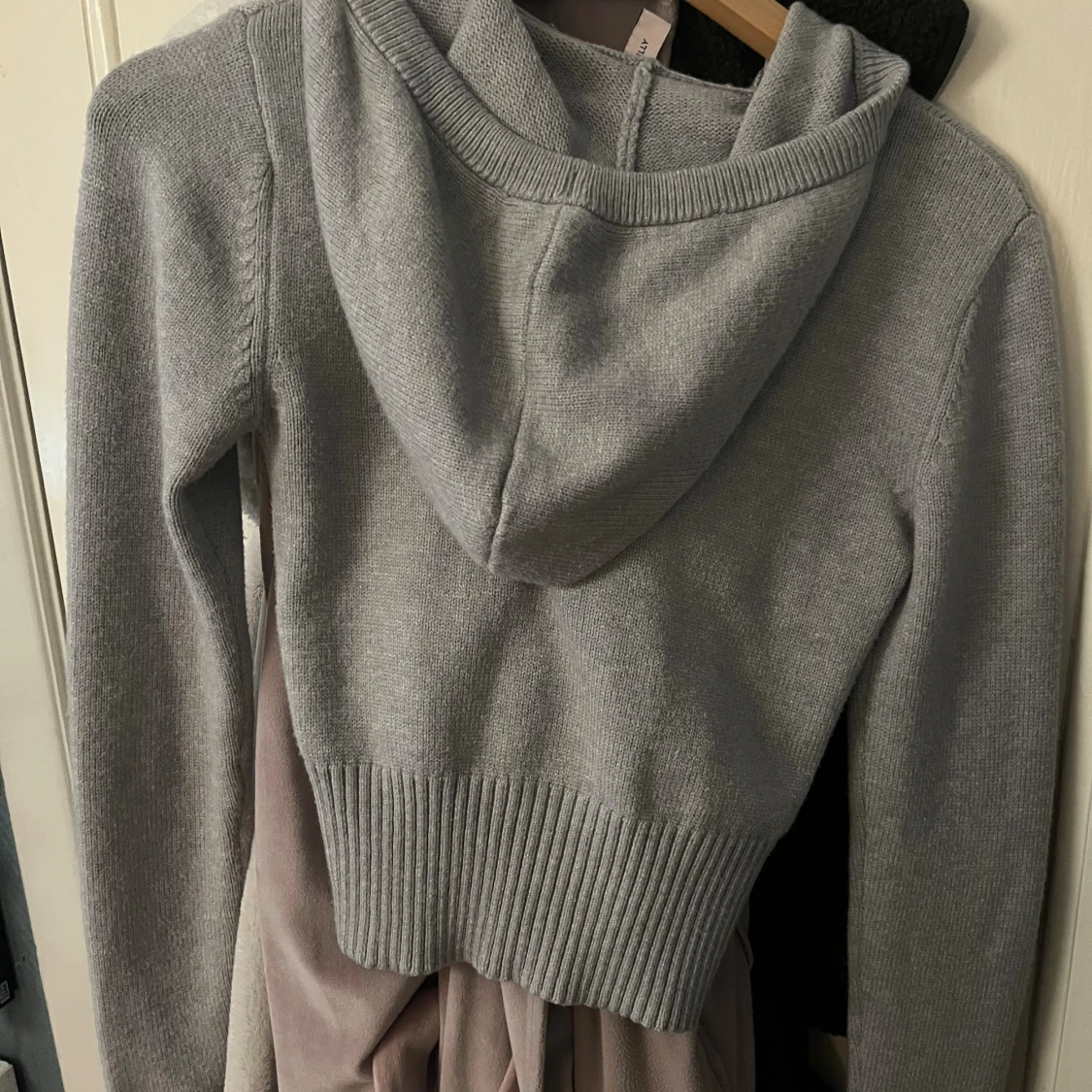 Grå stickad hoodie från Nelly - 2